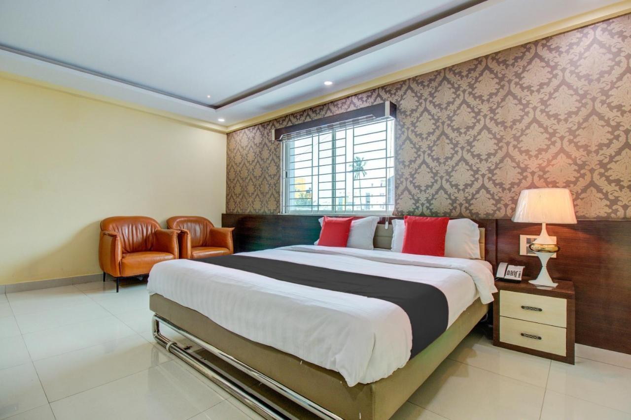 Capital O 5381 The Emirates Hotel Bangalore Exterior foto
